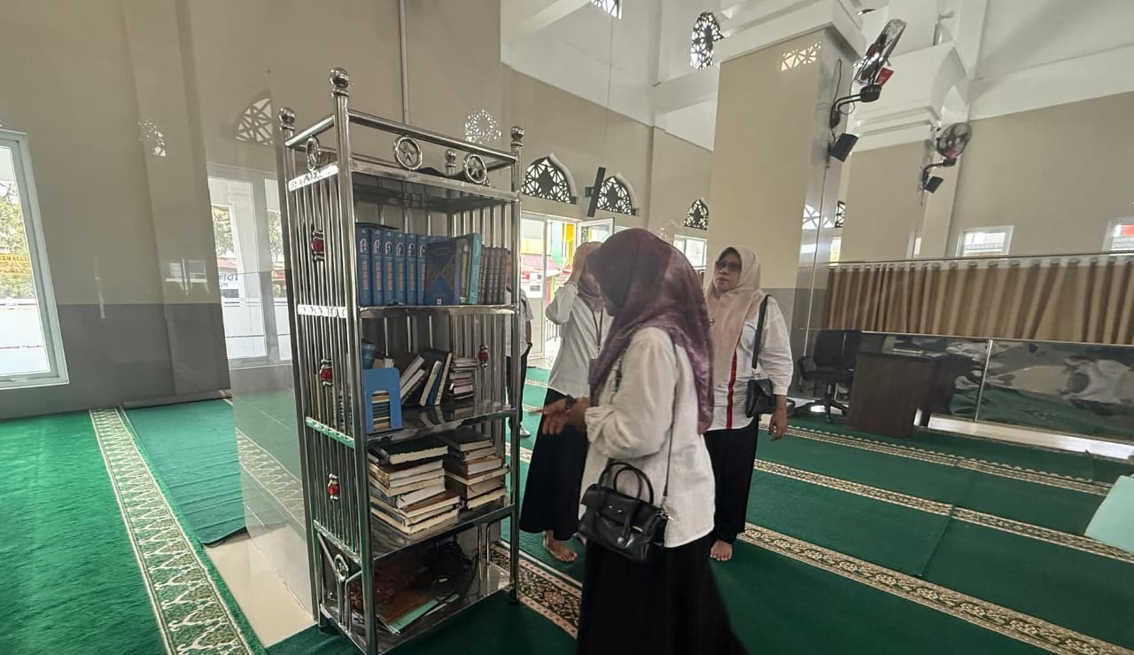 Pegawai DPK Padang Panjang, saat meninjau pustaka masjid.